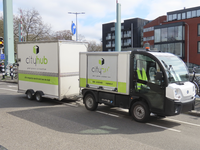 902379 Afbeelding van een cityhub ('your green connection') elektrisch aangedreven vrachtwagentje met aanhanger ...